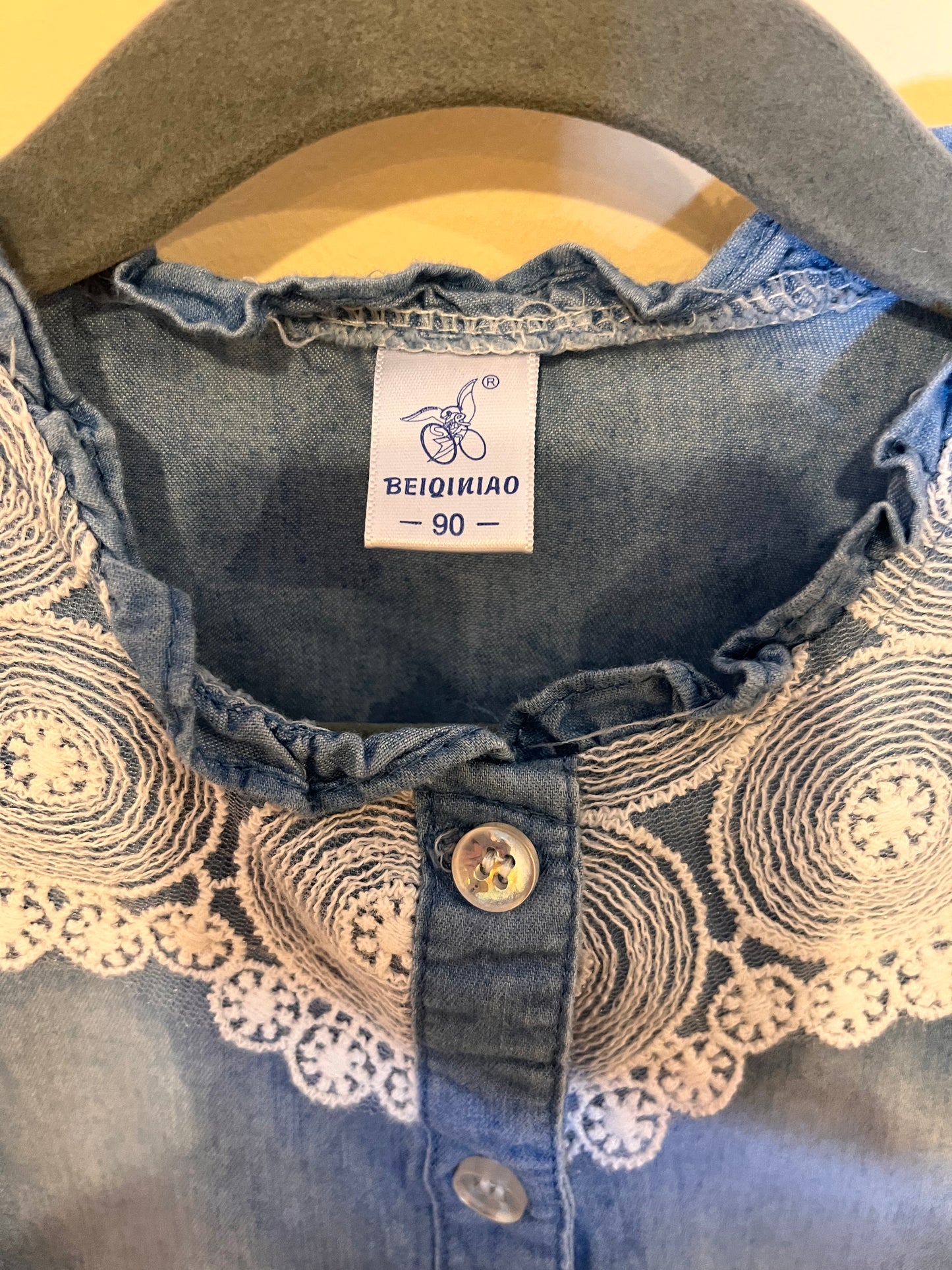 Beiqiniao Chambray Sleeveless Ruffle Shirt (24M)