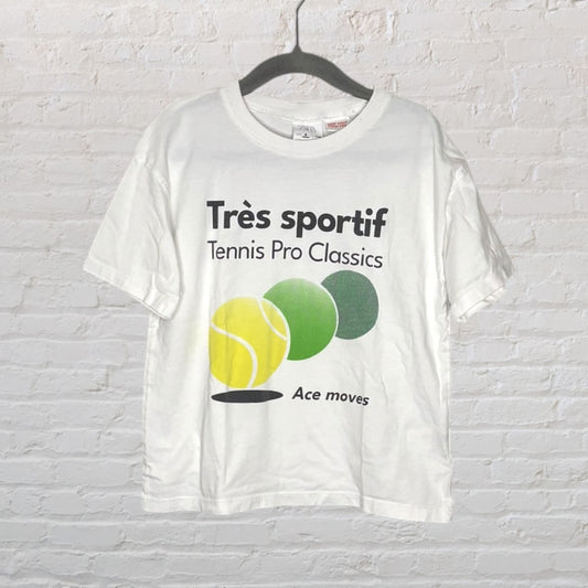 White T-shirt with 'Très Sportif Tennis Pro Classics' and tennis ball graphic design.