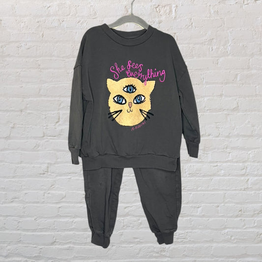 Charcoal sweatshirt and pants set featuring a cat graphic with three eyes and 'She Sees Everything' text by Mini Rodini.