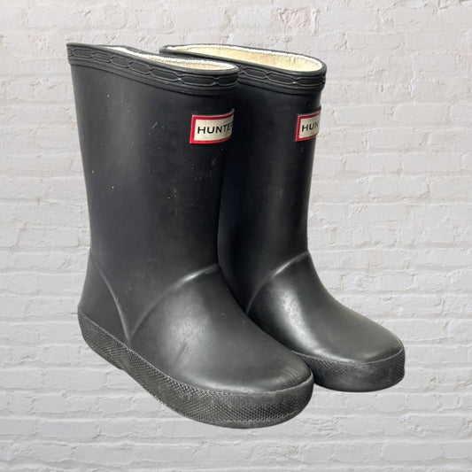 Black Hunter rubber rain boots with logo, featuring a textured sole and lining.